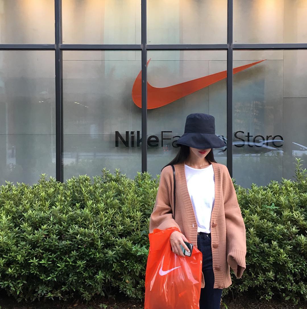Mùa này nên mặc gì cho hợp với thời tiết và cập nhật xu thế thời trang thế giới nhỉ?