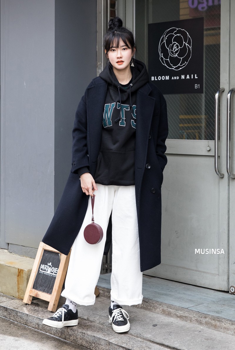 Ngắm street style của giới trẻ Hàn tuần qua, bạn sẽ thấy rằng chỉ với những gam màu trung tính nhã nhặn, bạn vẫn có thể hô biến nên những set đồ nổi bật tuyệt đối
