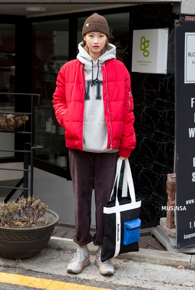 Ngắm street style của giới trẻ Hàn tuần qua, bạn sẽ thấy rằng chỉ với những gam màu trung tính nhã nhặn, bạn vẫn có thể hô biến nên những set đồ nổi bật tuyệt đối