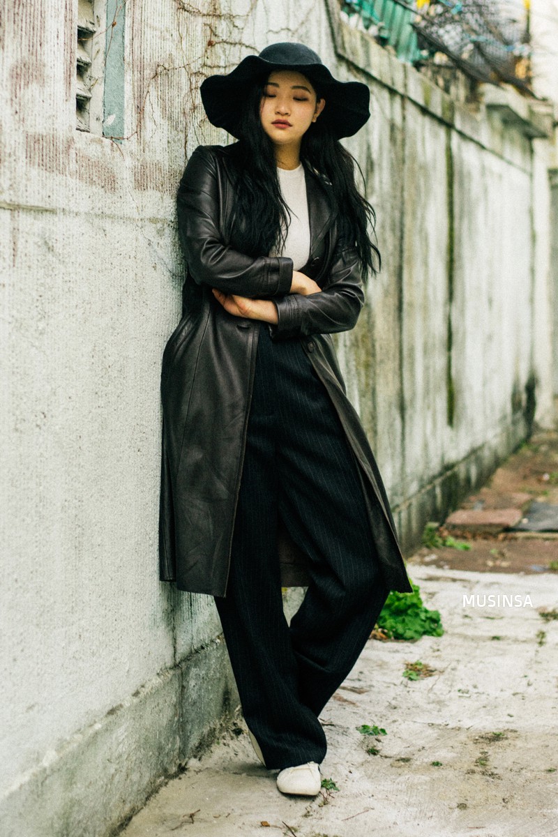 Ngắm street style của giới trẻ Hàn tuần qua, bạn sẽ thấy rằng chỉ với những gam màu trung tính nhã nhặn, bạn vẫn có thể hô biến nên những set đồ nổi bật tuyệt đối