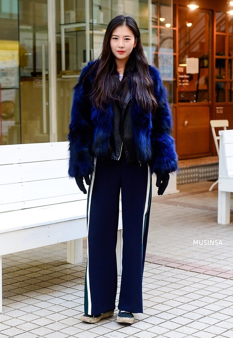 Ngắm street style của giới trẻ Hàn tuần qua, bạn sẽ thấy rằng chỉ với những gam màu trung tính nhã nhặn, bạn vẫn có thể hô biến nên những set đồ nổi bật tuyệt đối