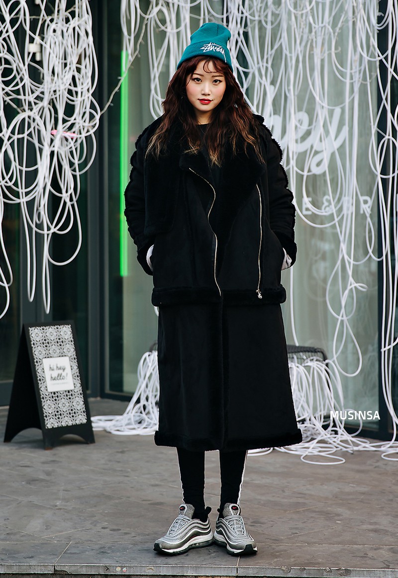 Ngắm street style của giới trẻ Hàn tuần qua, bạn sẽ thấy rằng chỉ với những gam màu trung tính nhã nhặn, bạn vẫn có thể hô biến nên những set đồ nổi bật tuyệt đối