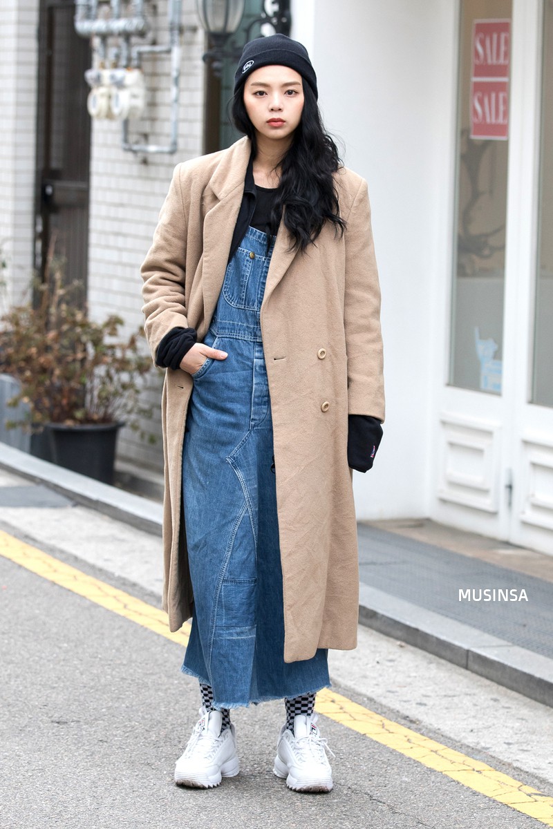 Ngắm street style của giới trẻ Hàn tuần qua, bạn sẽ thấy rằng chỉ với những gam màu trung tính nhã nhặn, bạn vẫn có thể hô biến nên những set đồ nổi bật tuyệt đối