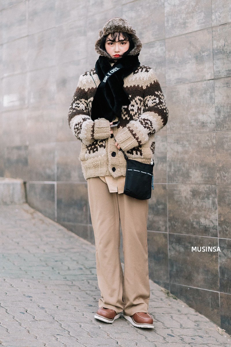 Ngắm street style của giới trẻ Hàn tuần qua, bạn sẽ thấy rằng chỉ với những gam màu trung tính nhã nhặn, bạn vẫn có thể hô biến nên những set đồ nổi bật tuyệt đối