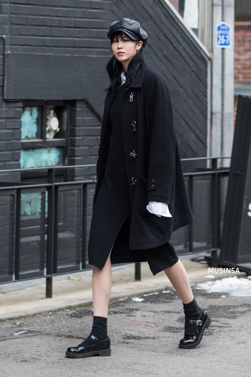 Ngắm street style của giới trẻ Hàn tuần qua, bạn sẽ thấy rằng chỉ với những gam màu trung tính nhã nhặn, bạn vẫn có thể hô biến nên những set đồ nổi bật tuyệt đối