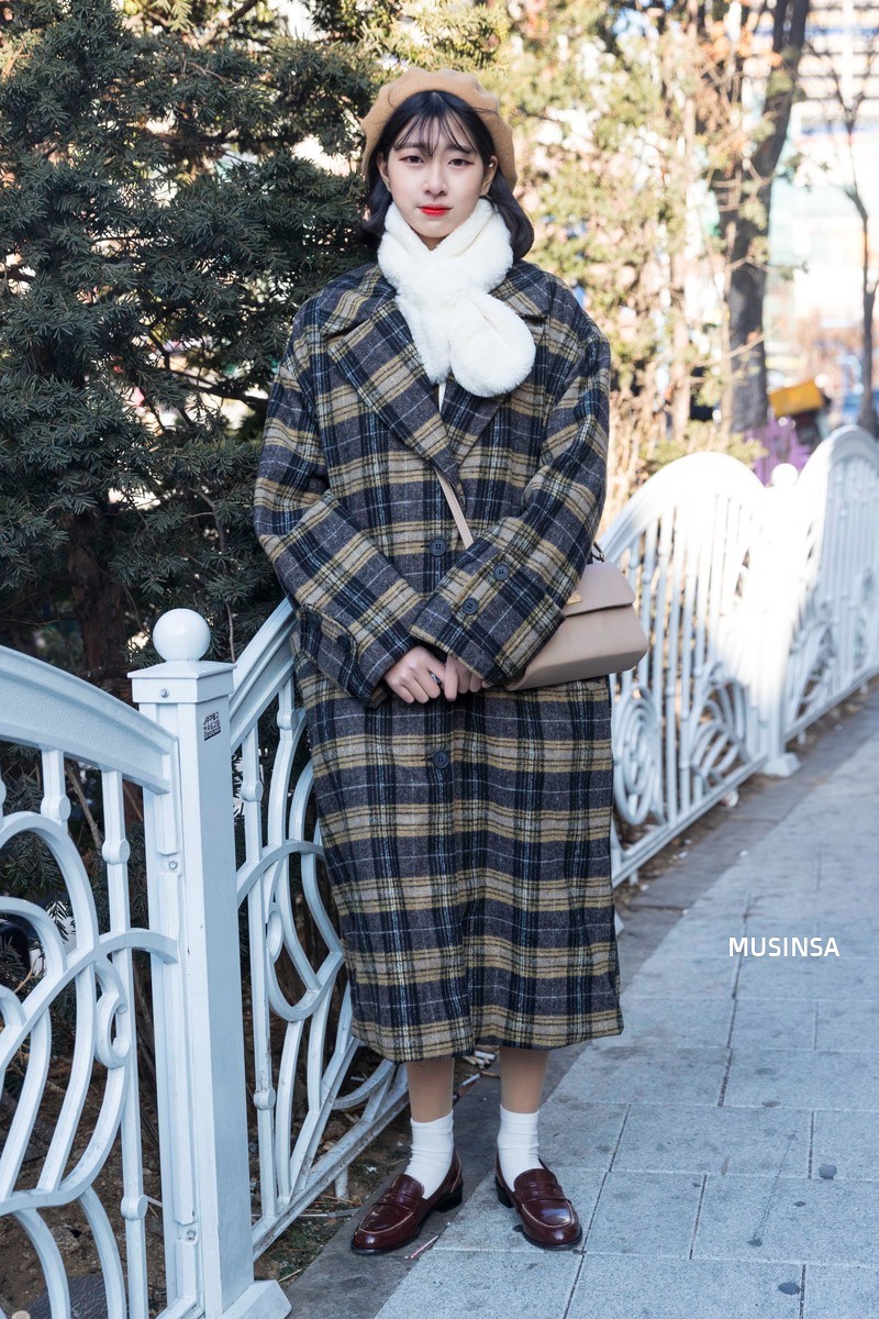 Ngắm street style của giới trẻ Hàn tuần qua, bạn sẽ thấy rằng chỉ với những gam màu trung tính nhã nhặn, bạn vẫn có thể hô biến nên những set đồ nổi bật tuyệt đối