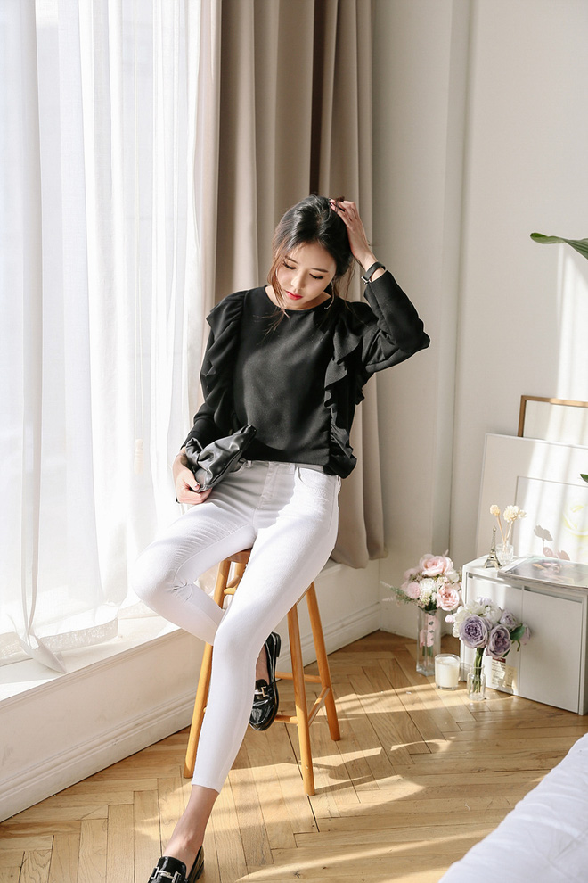 Những set đồ công sở trắng đen quen mà lạ cho những ngày cuối năm