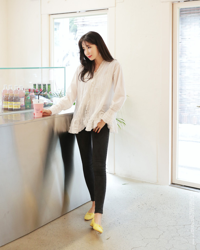Những set đồ công sở trắng đen quen mà lạ cho những ngày cuối năm