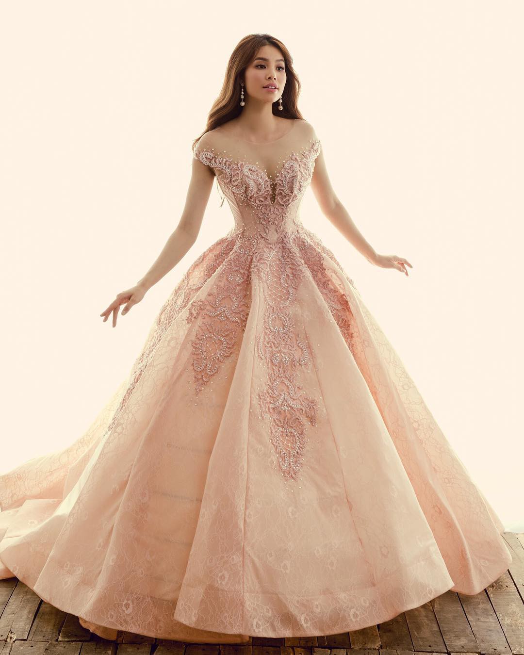 Phạm Hương chỉ luôn trung thành với những loại váy áo ôm sát sexy nhưng thời gian gần đây, cô đã bắt đầu thích làm công chúa rồi