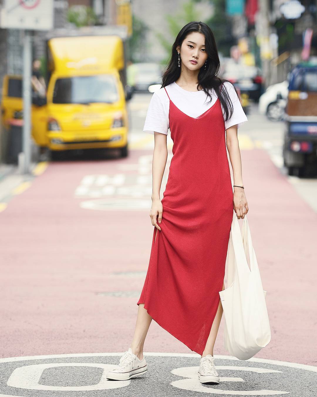 Sự trở lại đầy thuyết phục của những chiếc túi mà tưởng chừng đã bị bỏ quên ở quá khứ