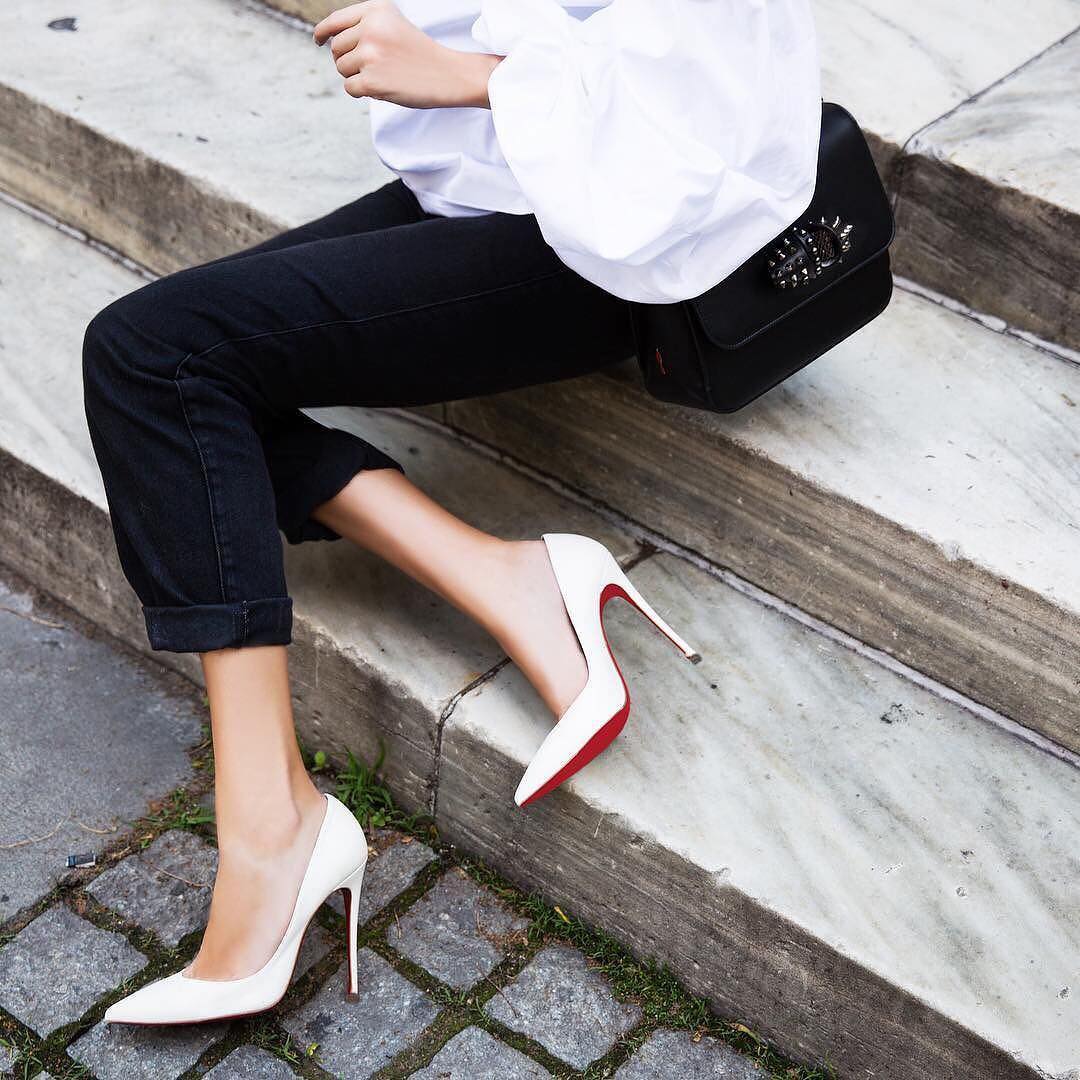Tại sao giày cao gót Christian Louboutin lại có đế màu đỏ?