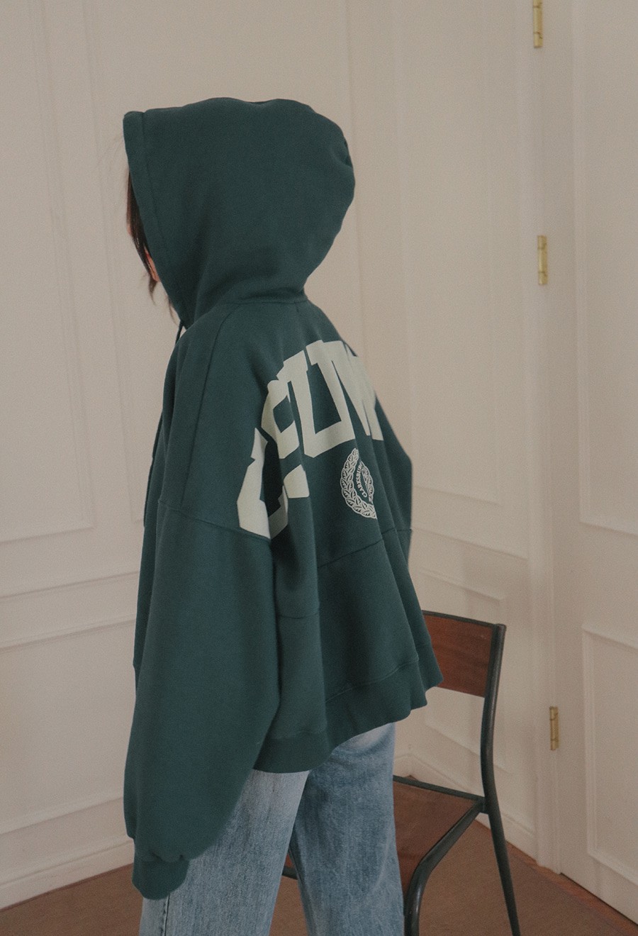 Xu hướng áo nỉ oversize dáng rộng, tay dài lượt thượt đốn tim giới thẻ châu Á