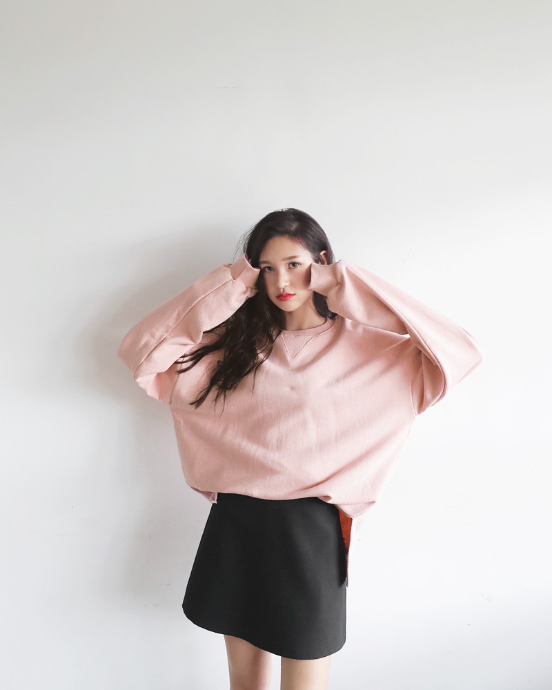 Xu hướng áo nỉ oversize dáng rộng, tay dài lượt thượt đốn tim giới thẻ châu Á