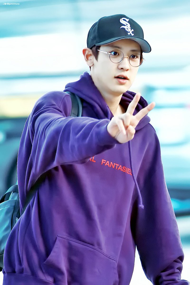 Xu hướng áo nỉ oversize dáng rộng, tay dài lượt thượt đốn tim giới thẻ châu Á