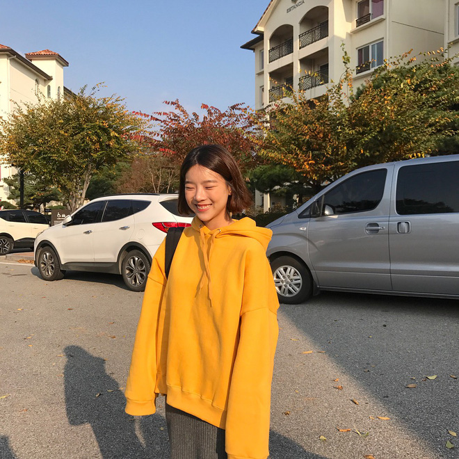 Xu hướng áo nỉ oversize dáng rộng, tay dài lượt thượt đốn tim giới thẻ châu Á