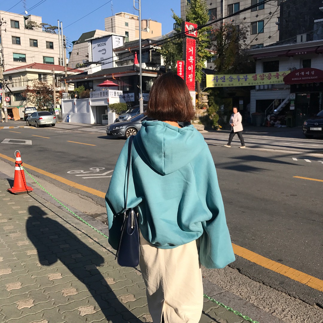 Xu hướng áo nỉ oversize dáng rộng, tay dài lượt thượt đốn tim giới thẻ châu Á