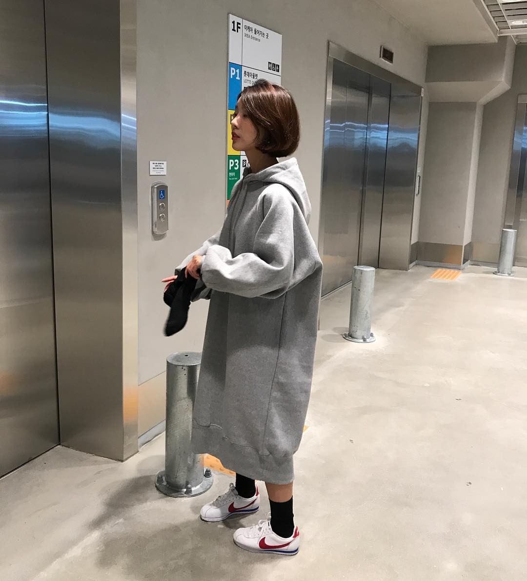 Xu hướng áo nỉ oversize dáng rộng, tay dài lượt thượt đốn tim giới thẻ châu Á
