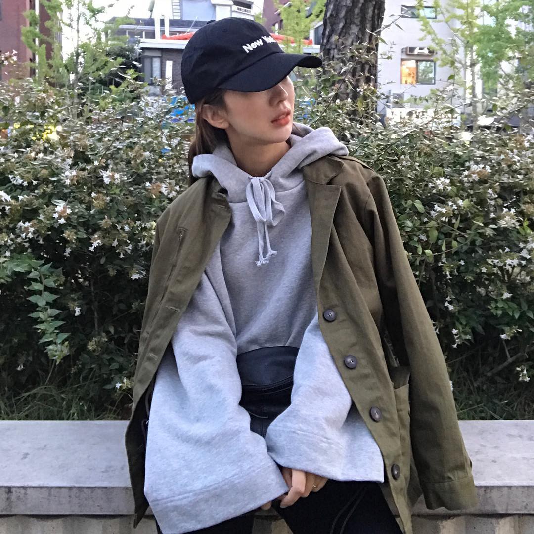 Xu hướng áo nỉ oversize dáng rộng, tay dài lượt thượt đốn tim giới thẻ châu Á