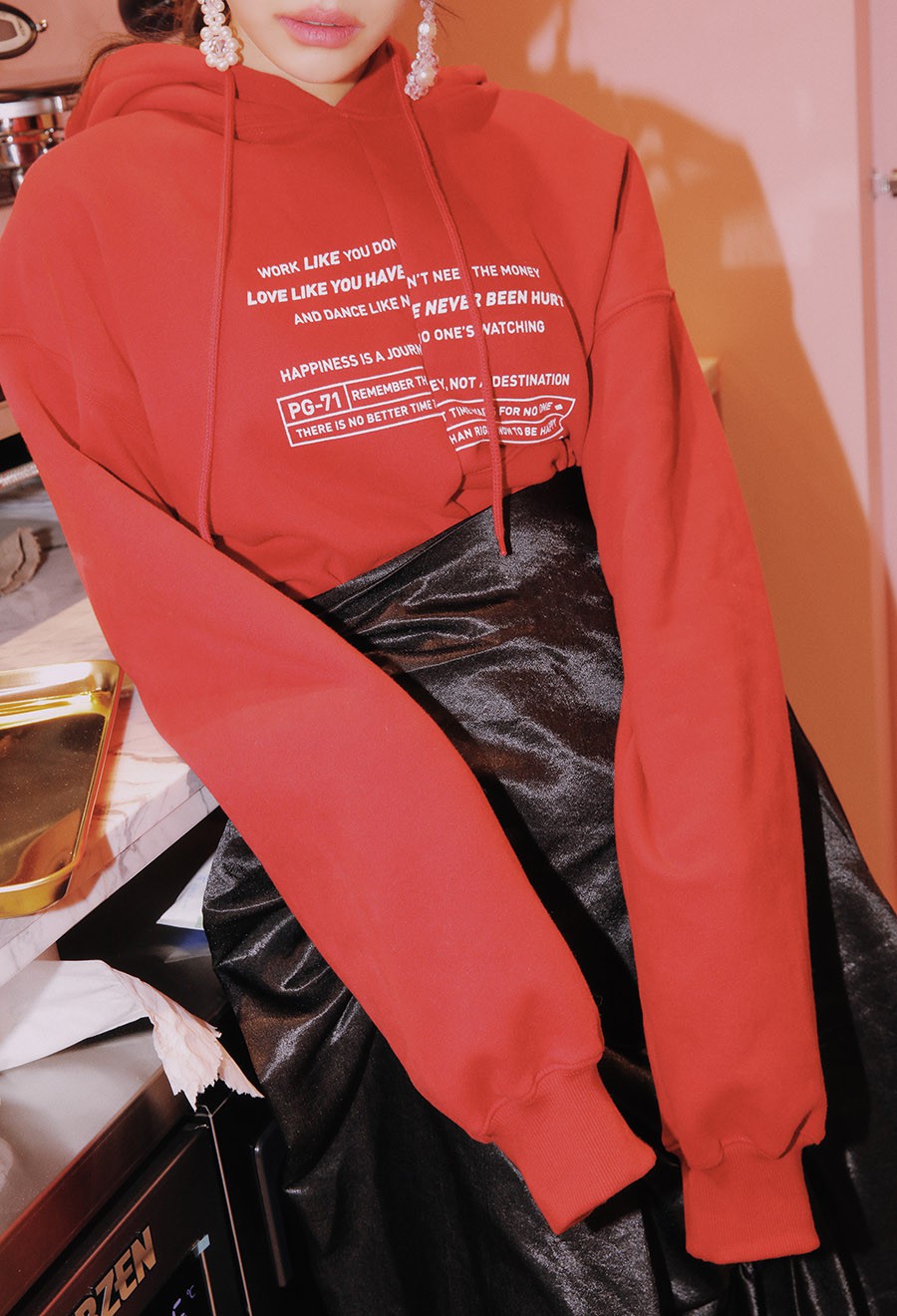 Xu hướng áo nỉ oversize dáng rộng, tay dài lượt thượt đốn tim giới thẻ châu Á