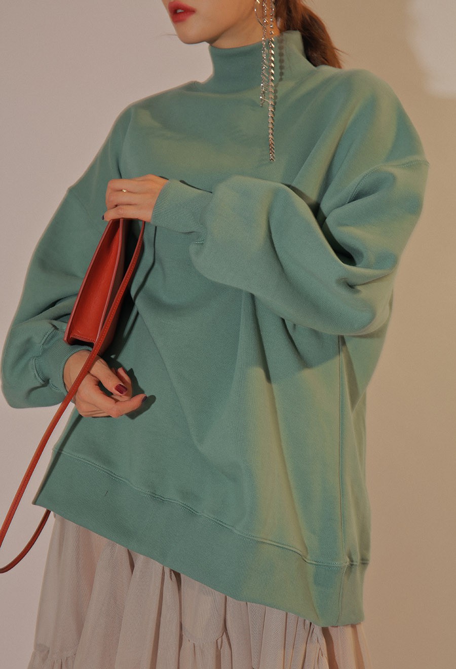 Xu hướng áo nỉ oversize dáng rộng, tay dài lượt thượt đốn tim giới thẻ châu Á