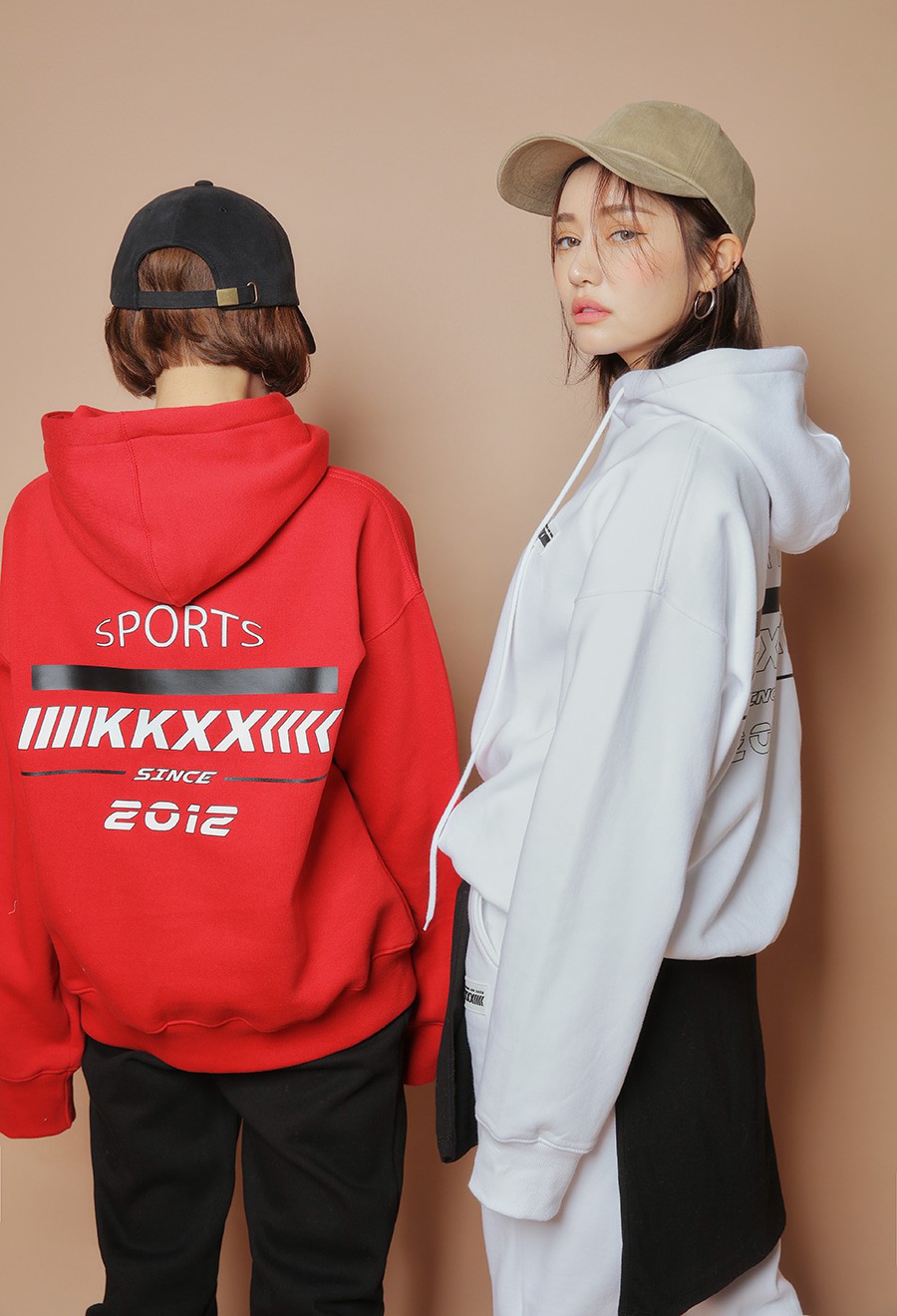 Xu hướng áo nỉ oversize dáng rộng, tay dài lượt thượt đốn tim giới thẻ châu Á