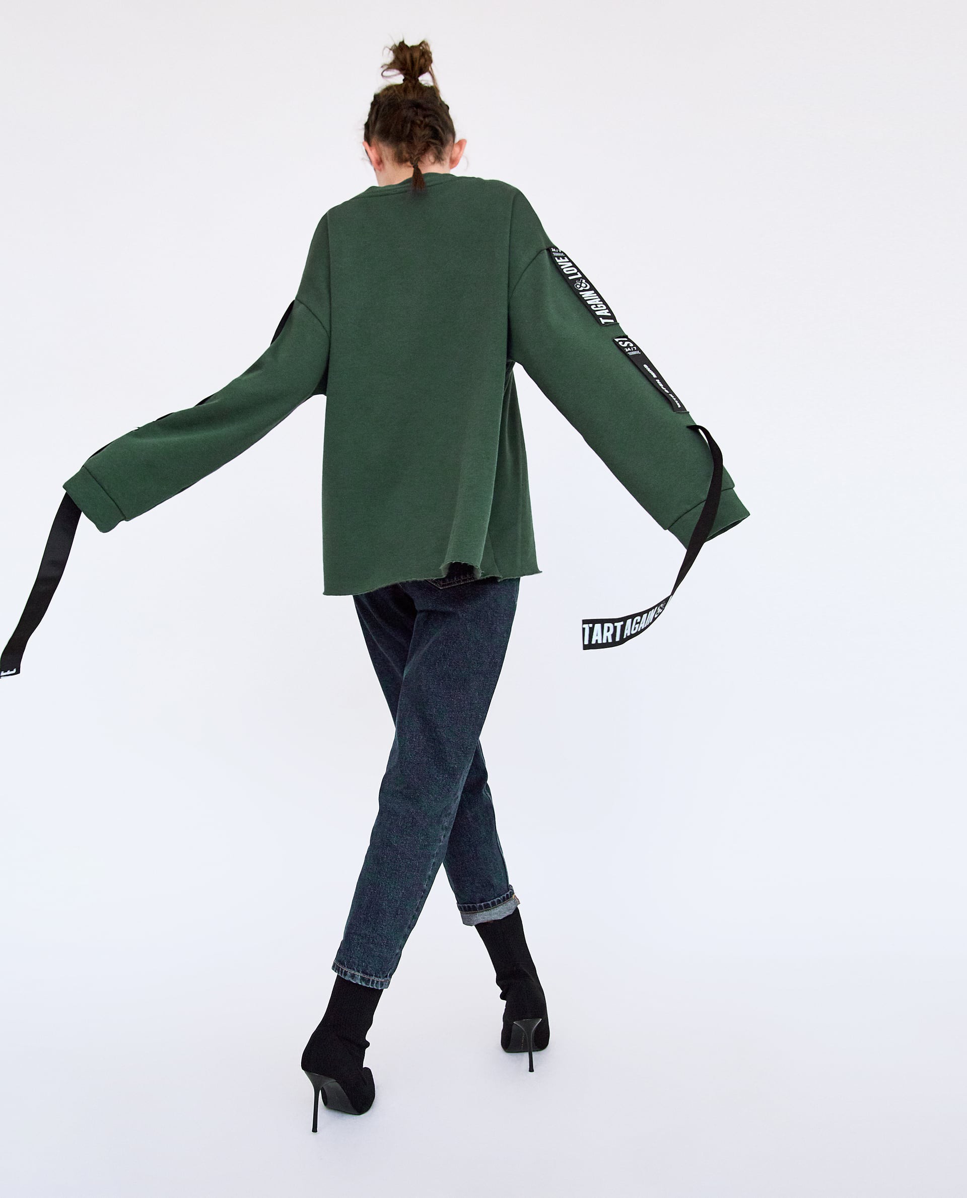 Xu hướng áo nỉ oversize dáng rộng, tay dài lượt thượt đốn tim giới thẻ châu Á