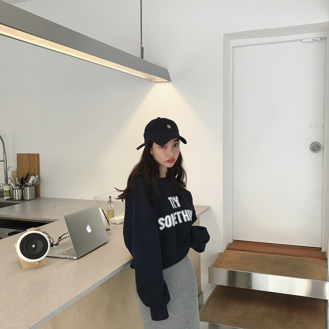 Xu hướng áo nỉ oversize dáng rộng, tay dài lượt thượt đốn tim giới thẻ châu Á