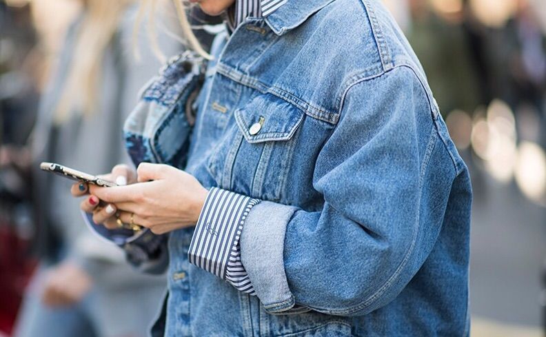 Áo denim jacket dáng oversized sau bao mùa lạnh thì vẫn khiến các bạn trẻ điêu đứng