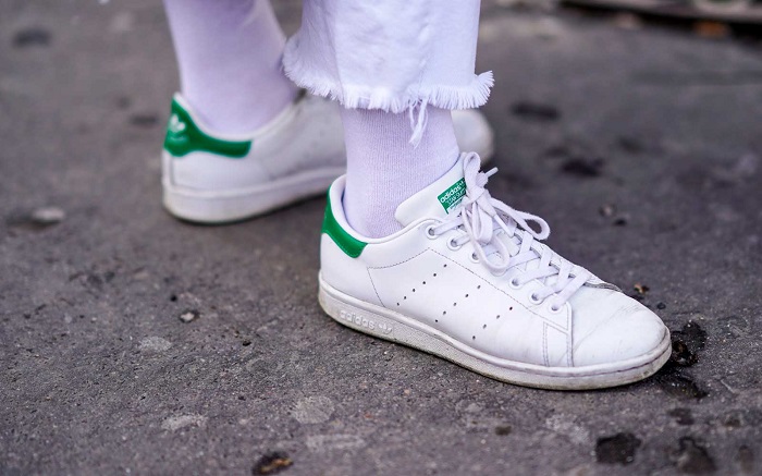 Cách mang giày thể thao trắng sành điệu cho nữ