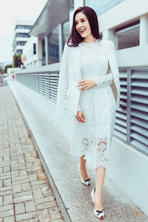 Dương Cẩm Lynh trở nên nữ tính với xu hướng Đầm ren ôm dáng cùng áo khoác trắng mang tới vẻ ngoài thanh nhã.