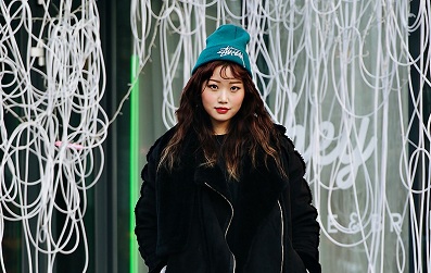 Ngắm street style của giới trẻ Hàn tuần qua, bạn sẽ thấy rằng chỉ với những gam màu trung tính nhã nhặn, bạn vẫn có thể hô biến nên những set đồ nổi bật tuyệt đối