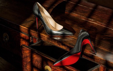 Tại sao giày cao gót Christian Louboutin lại có đế màu đỏ?